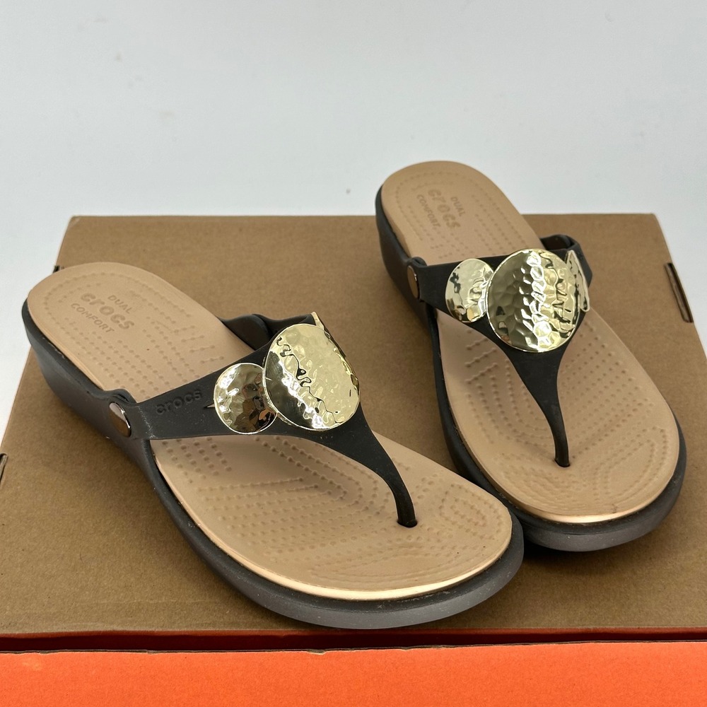 Crocs Sanrah Hammered Circle Wedge Sandal Thong Flip Flop Gold Espresso Women 8